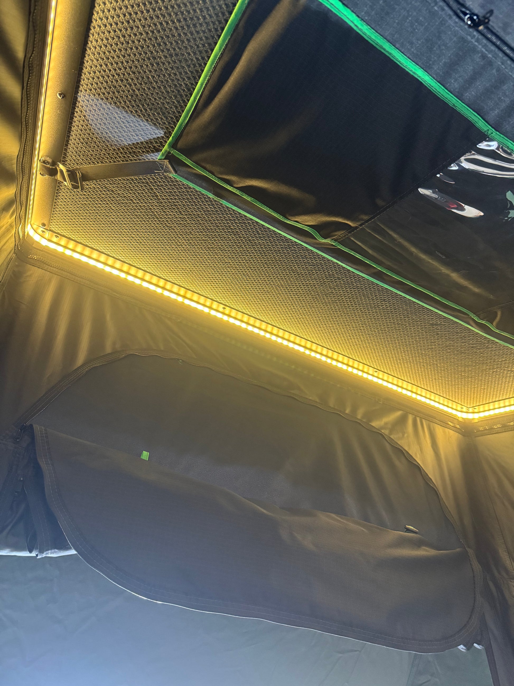 Commando Xplorer Deluxe Rooftop Tent Additional Window Image