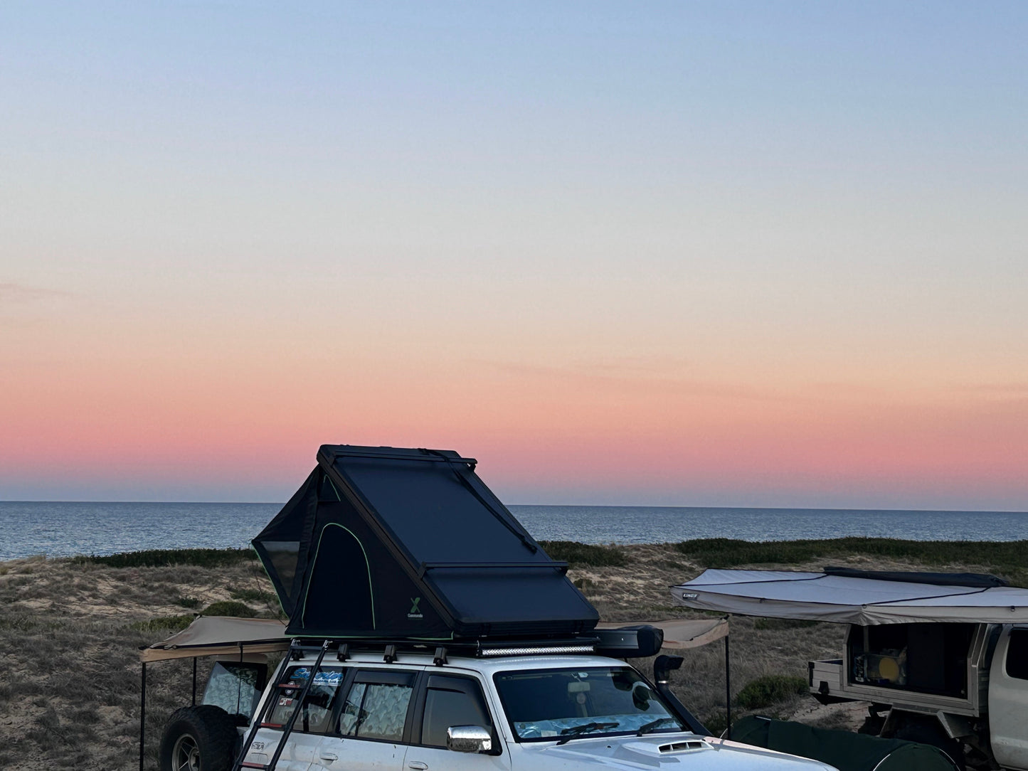 Commando Xlite Rooftop Tent Beach Image