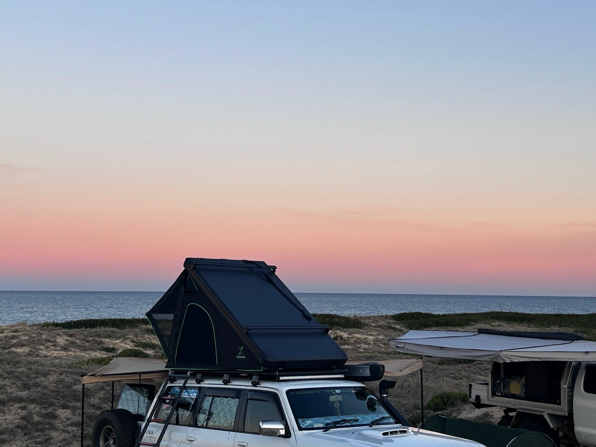 Commando Xlite Rooftop Tent Beach Image