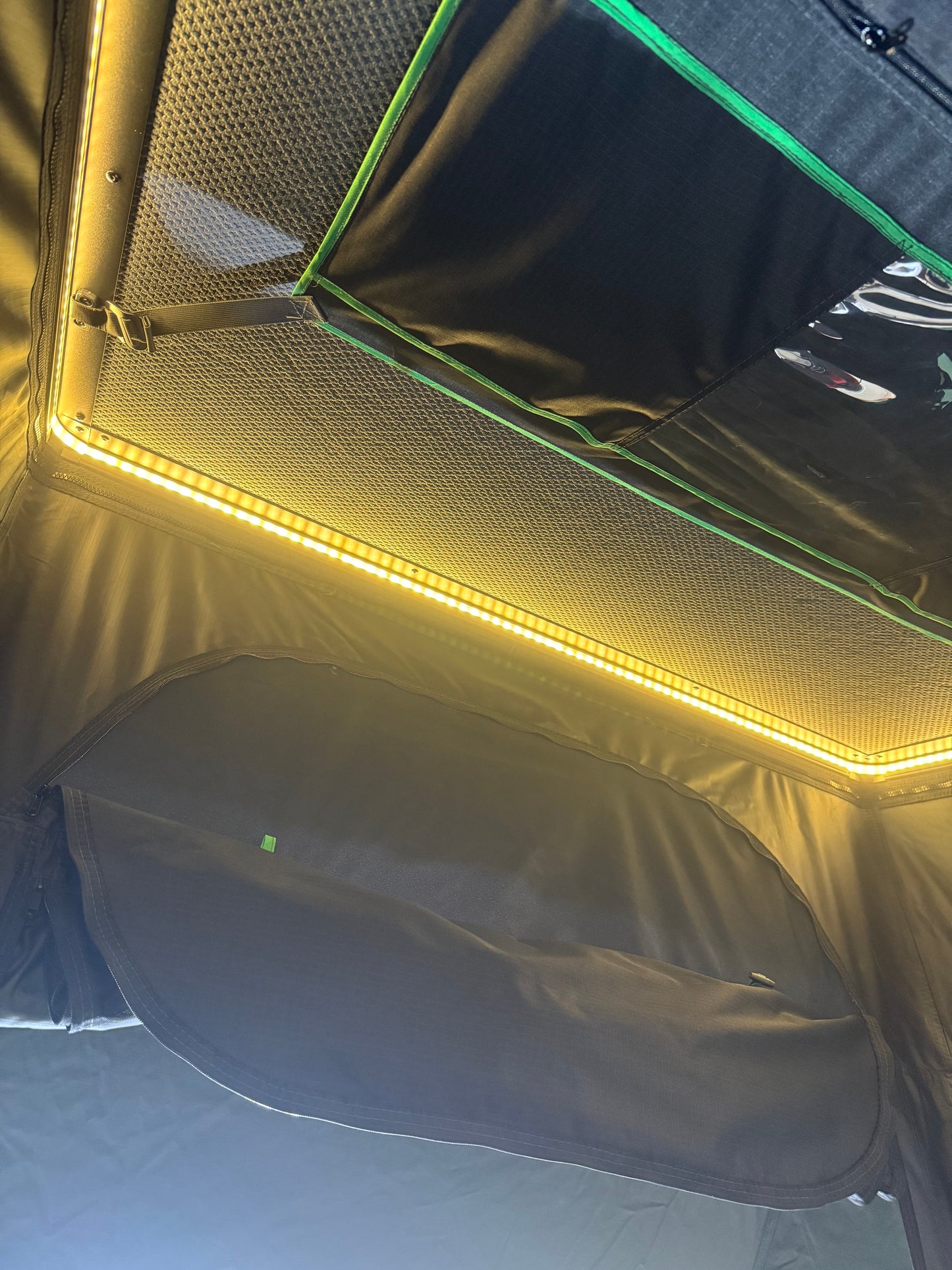 Commando Xplorer Deluxe Rooftop Tent Additional Window Image